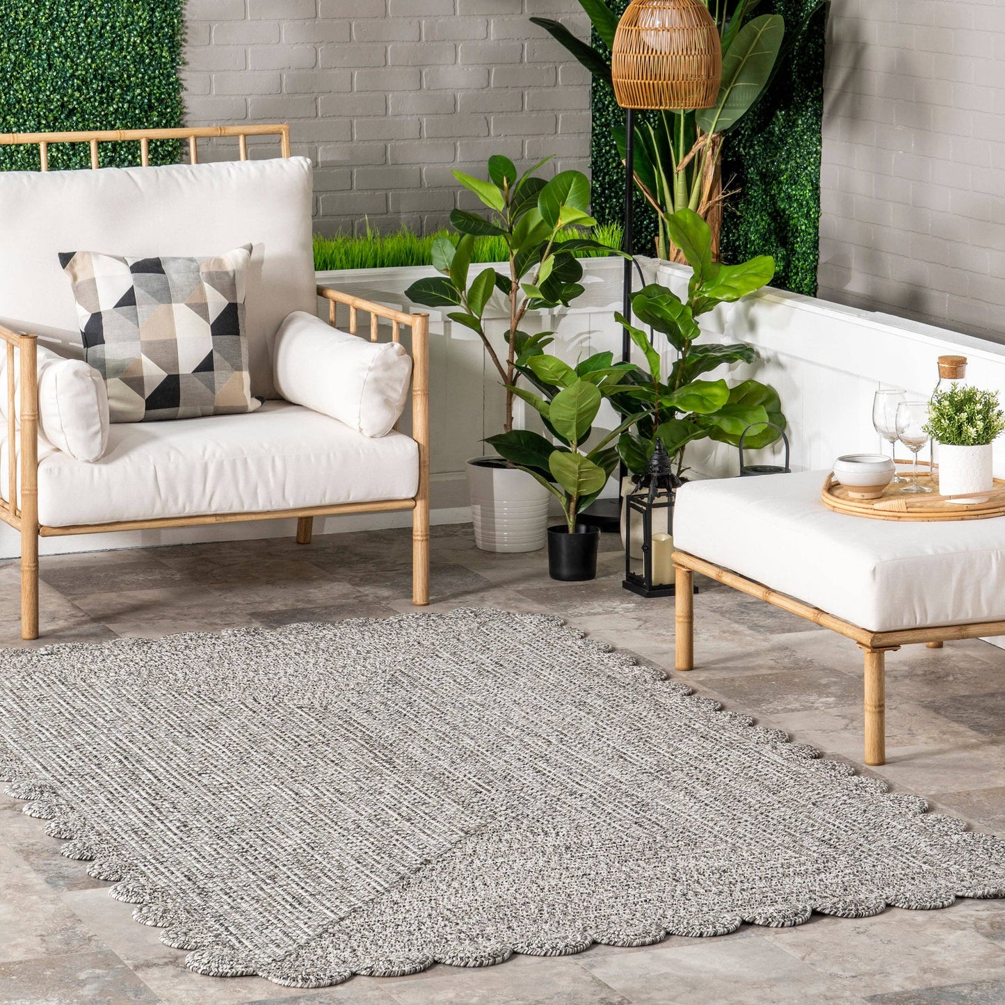 Idina Casual Scalloped Indoor/Outdoor Area Rug