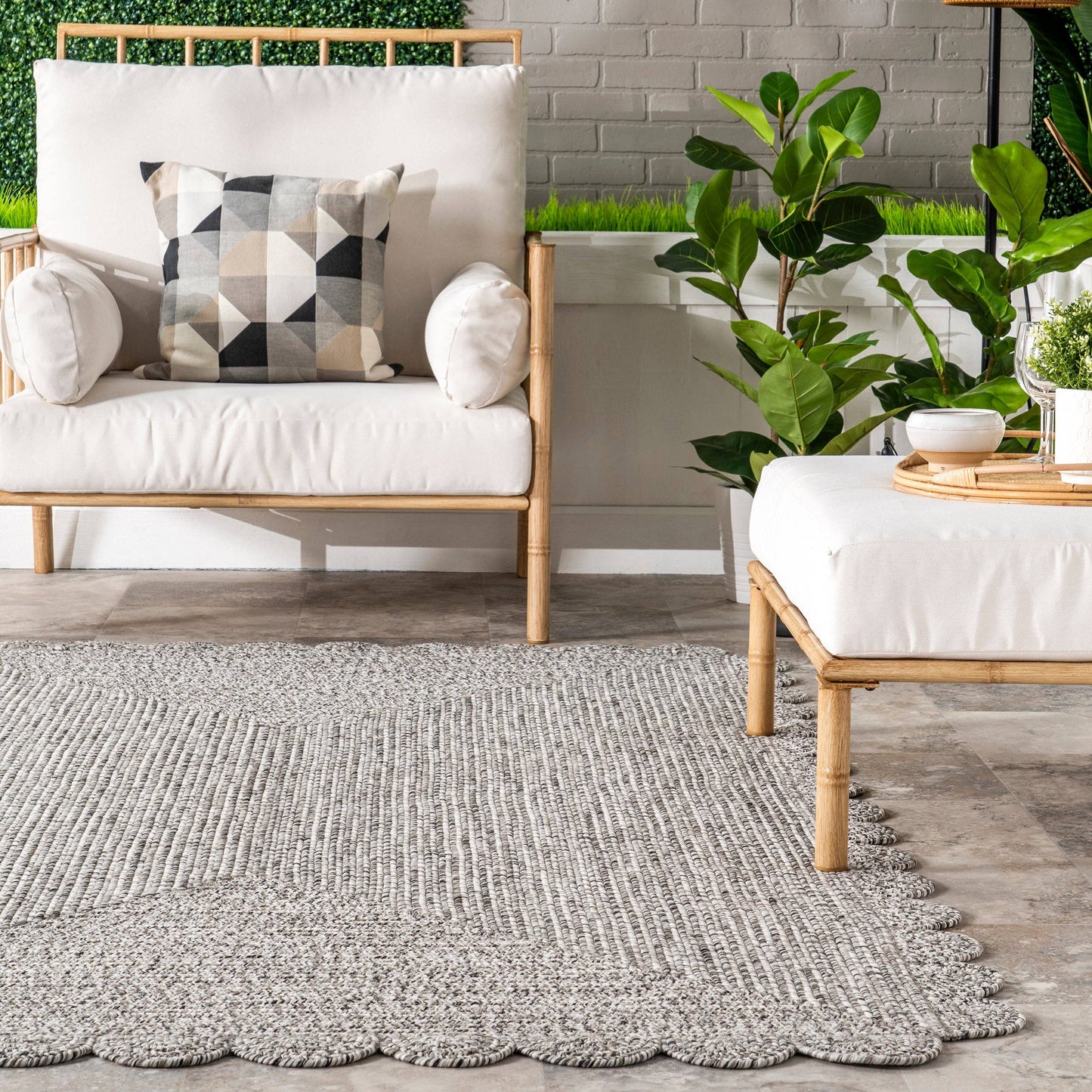 Idina Casual Scalloped Indoor/Outdoor Area Rug