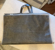 Load image into Gallery viewer, Dundee Hanging Bag
